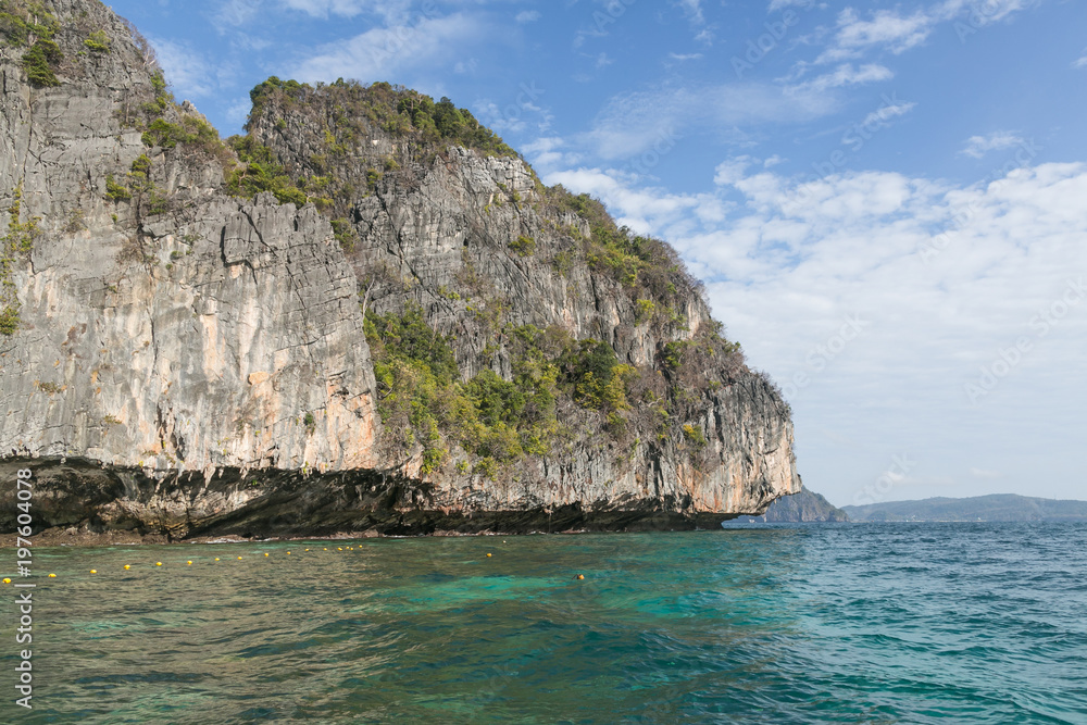 Obraz premium beautiful scenic view of rocky formations covered with plants and ocean, phi phi islands
