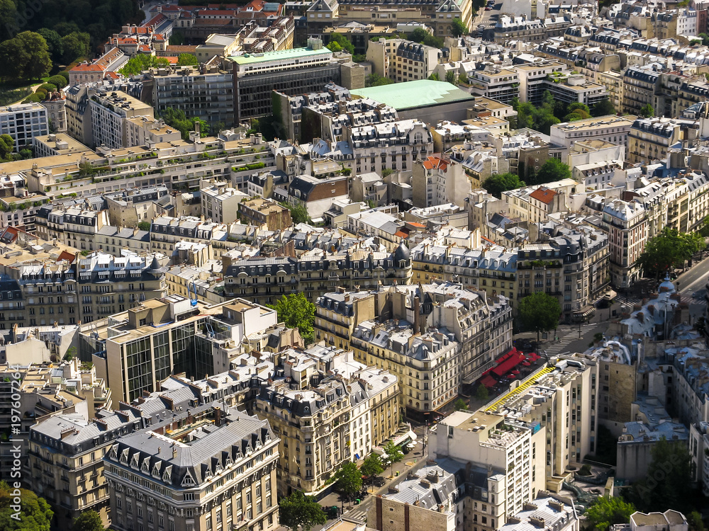 Fototapeta premium Blick auf Paris Straßen und Dächer