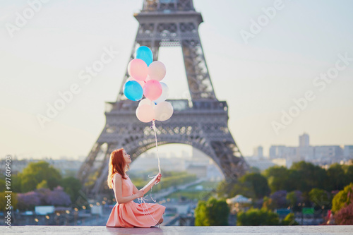 Girl with bunch of balloons in front of the Eiffel tower in Paris © Ekaterina Pokrovsky