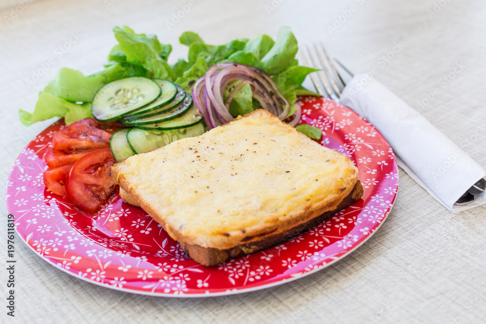 croque monsieur maison avec sa salade verte croque monsieur maison avec sa salade verte