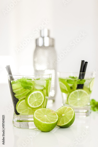 mojito cocktail alcohol bar long drink