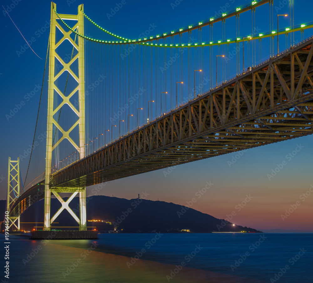 Fototapeta premium 黄昏明石海峡大橋