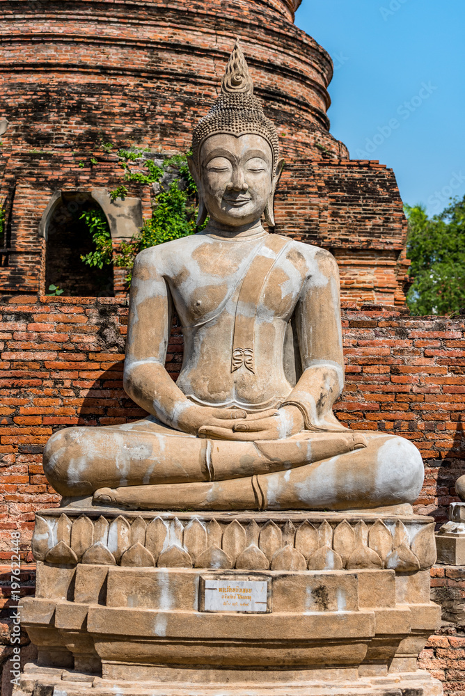 Buddha vor Tempelanlage