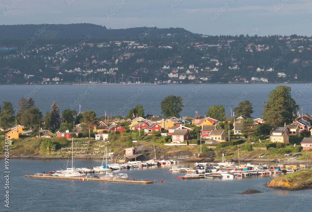 Nordlandkreuzfahrt: rote und gelbe Fischerhäuser im Oslofjord, Norwegen