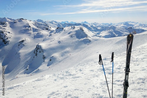 Bâtons et skis en haut d'une piste