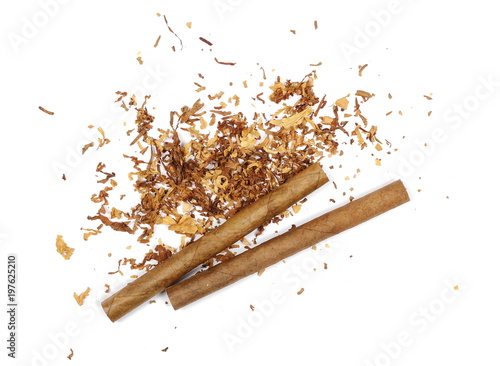 Schilderij op canvas Cigarillos and tobacco pile isolated over white background, top view