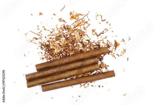 Foto Cigarillos and tobacco pile isolated over white background, top view