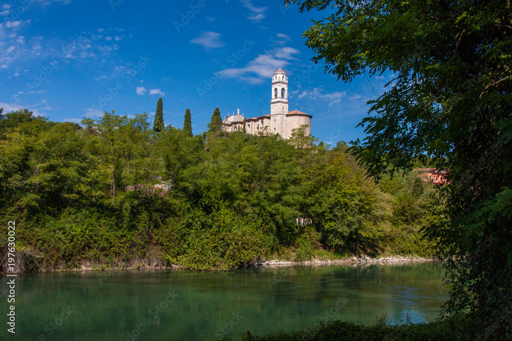 Kirche von Monzambano mit Fluss Minzio im Vordergrund