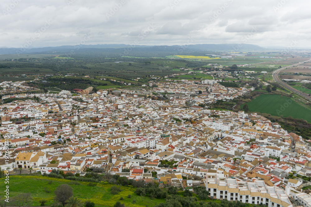 pueblo con casas blancas típico andalucía visto desde montaña