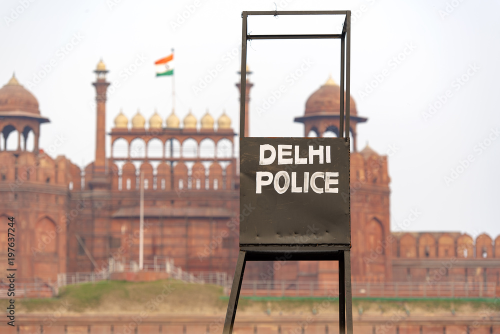 Obraz premium Delhi Police point in front of the Red Fort in New Delhi