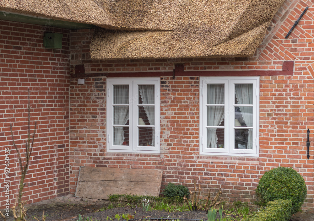 Fenster eines Hauses mit Reetdach