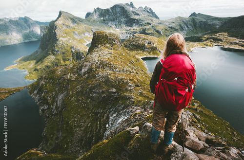 Fototapeta Podróżnicza kobieta odkrywa góry Norwegia z czerwonym plecakiem Podróżuje zdrowego styl życia przygody pojęcia lata aktywnych wakacji wycieczkować plenerowy