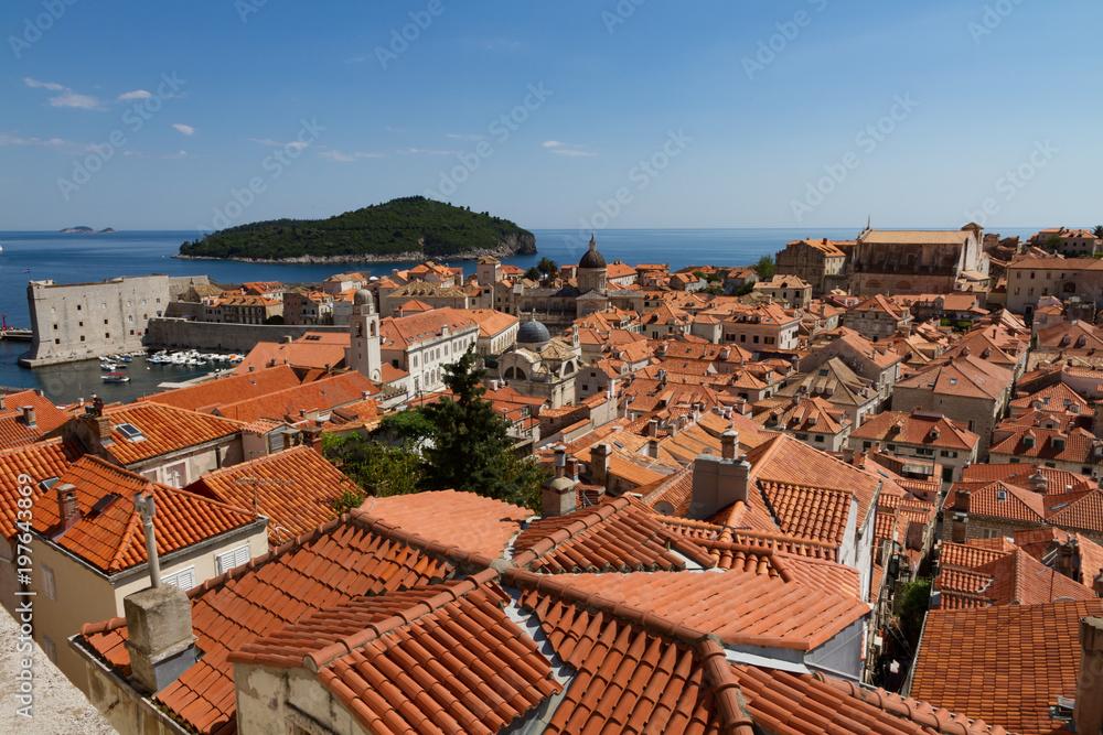 Dubrovnik Stadt mit Rundweg, Hafen, Dächer und Kreuzfahrt Schiffe am Meer strahlend blauen Himmel