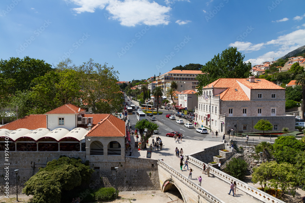 Obraz premium Dubrovnik Stadt mit Rundweg, Hafen, Dächer und Kreuzfahrt Schiffe am Meer strahlend blauen Himmel