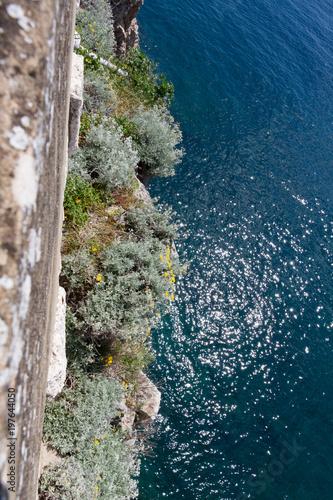 Dubrovnik Stadt mit Rundweg, Hafen, Dächer und Kreuzfahrt Schiffe am Meer strahlend blauen Himmel photo