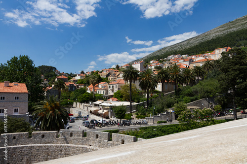 Dubrovnik Stadt mit Rundweg, Hafen, Dächer und Kreuzfahrt Schiffe am Meer strahlend blauen Himmel