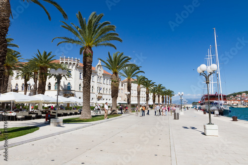 histroische Zweimaster und Dreimaster an Ufer Promenade von Trogir und strahlend blauen Himmel