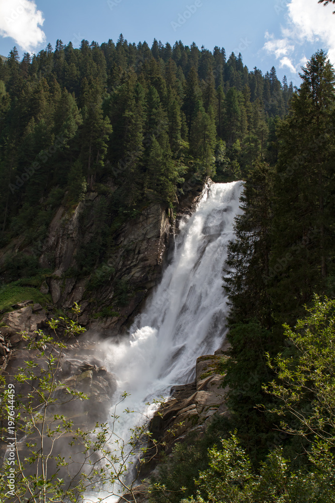 großer Krimmler Wasserfall mit Regenbogen in Krimmel