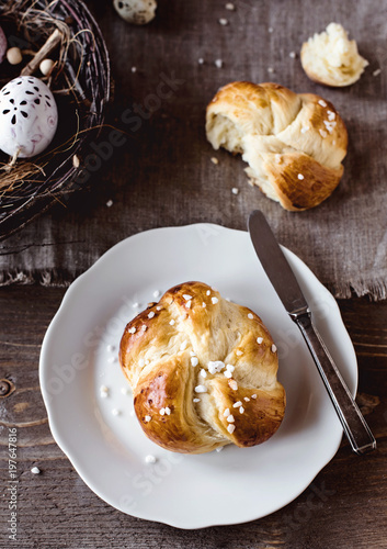 Osterfrühstück mit frischen Brioches photo