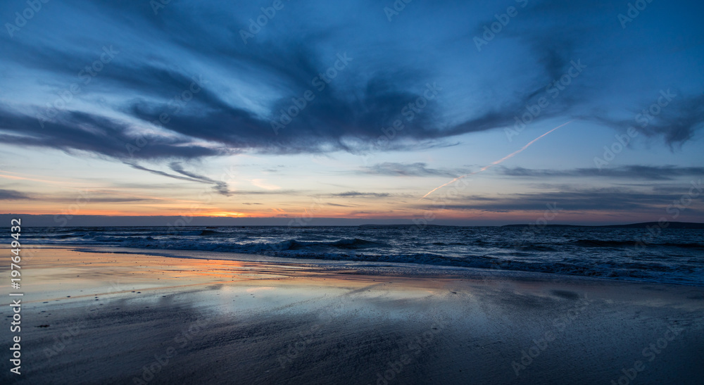Obraz premium Golden light beach sunset reflection, Atlantic ocean on the west coast of Ireland