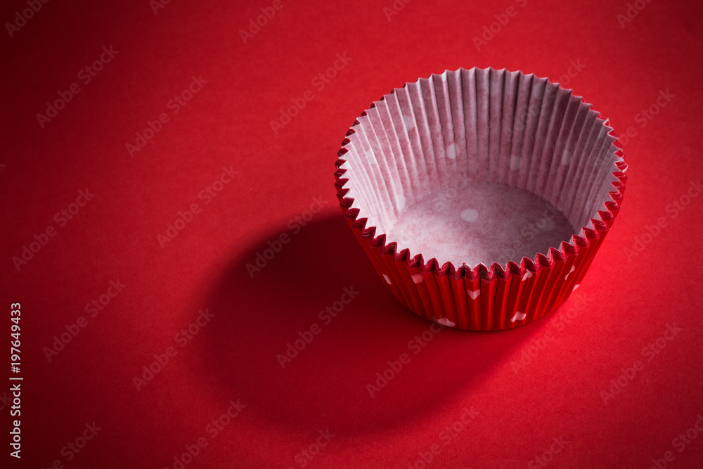 rote Backförmchen für Muffins aus Papier roter Hintergrund rote Backförmchen für Muffins aus Papier roter Hintergrund