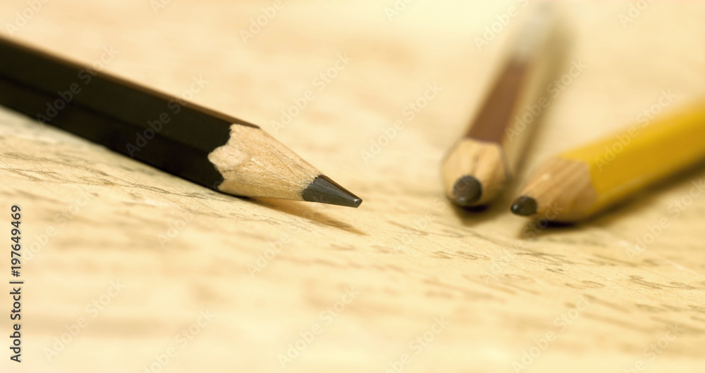 Obraz premium Calligraphy concept - web banner of pencils on handwritten letter