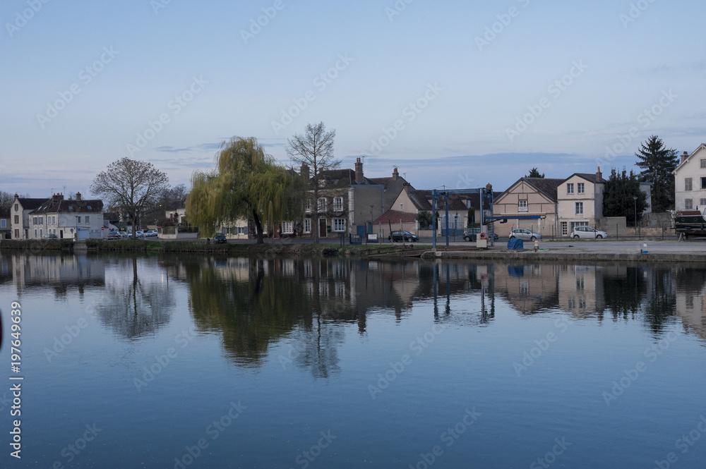 Fototapeta premium L'Yonne à Auxerre