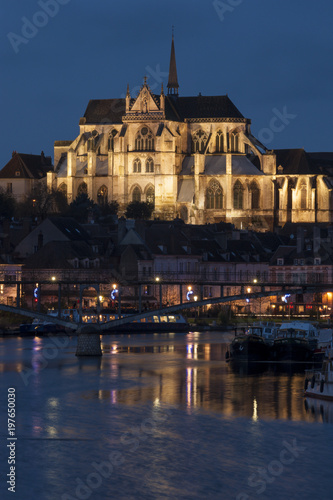 Eglise Saint-Germain et l'Yonne à Auxerre de nuit © Toutenphoton