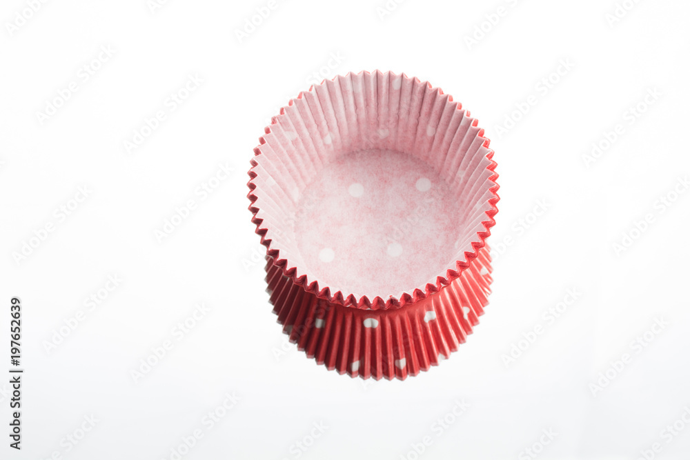 rote Papierförmchen mit weißen Punkten für Muffins, Cup Cakes mit Spiegelung rote Papierförmchen mit weißen Punkten für Muffins, Cup Cakes mit Spiegelung