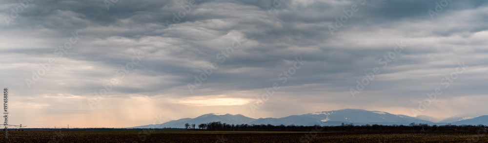 Les Vosges du sud vues depuis la plaine d'Alsace Les Vosges du sud vues depuis la plaine d'Alsace