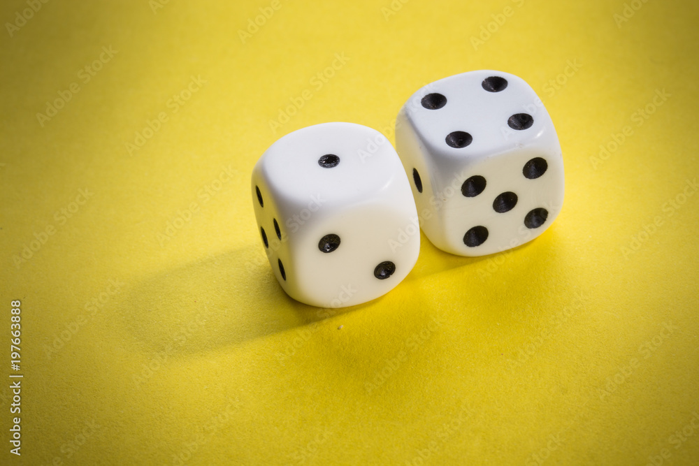 2 Würfel 25 Augensumme Symbol gelber Hintergrund