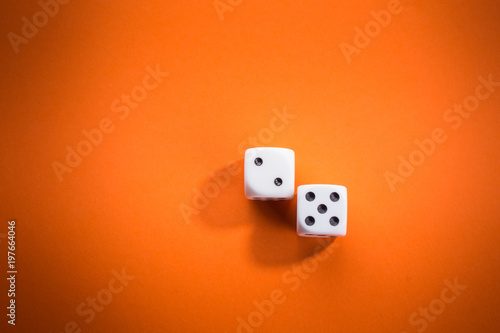 Chance Gelegenheit im Leben wahrnehmen, 2 Würfel 25 Augensumme Symbol oranger Hintergrund