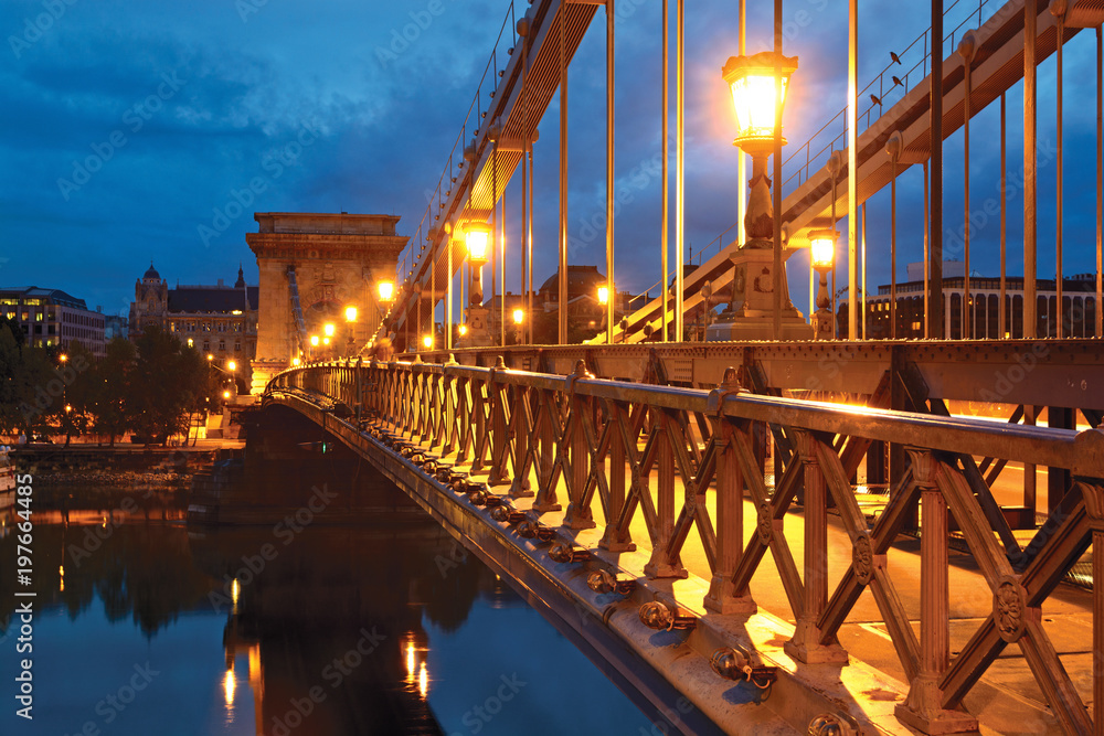 Fototapeta premium Chain bridge in Budapest at night, sidewalk