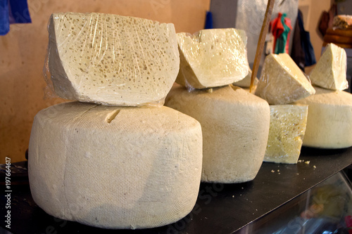 грузинский сыр Гуда на рыеке, крупный план.