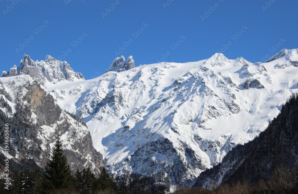 Blick auf die verschneiten Schweizer Berge im Winter