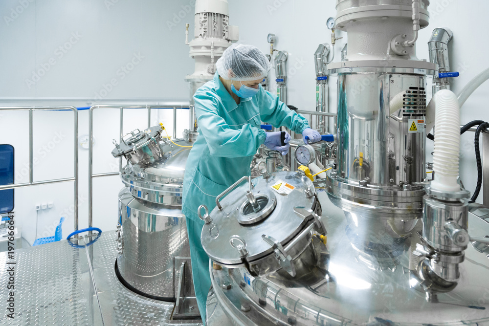 Ταπετσαρία Pharmaceutical factory woman worker in protective clothing operating production