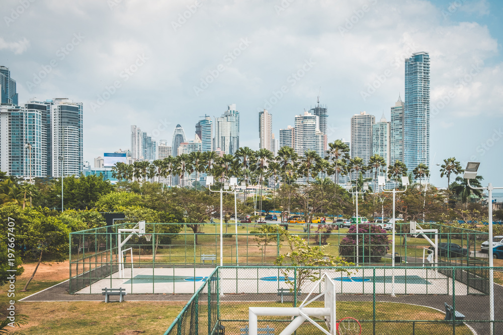Obraz premium basketball and soccer court outdoor with city skyline background