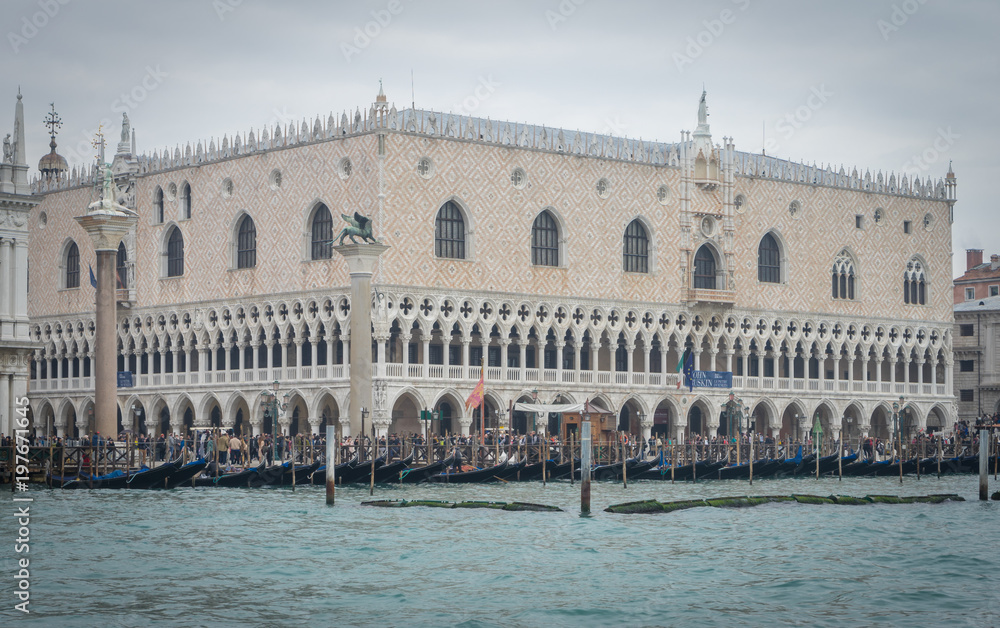 Venise, Italy - 03 10 2018: Le grand canal, la place San Marco, le palais Ducale et ses gondoles
