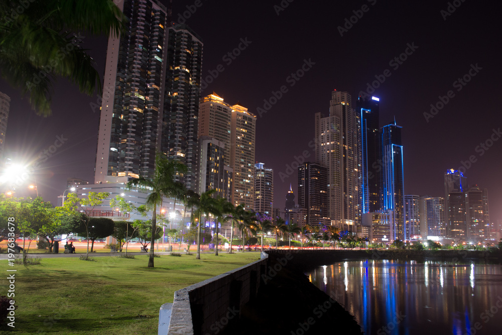 Naklejka premium Ciudad de noche