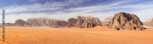 panoramiczny widok na czerwony piasek pustyni z górami skały w Jordanii