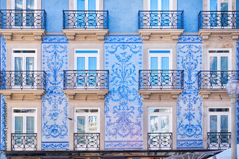 Naklejka premium Tradycyjna historyczna fasada w Porto dekorował z błękitnymi płytkami, Portugalia