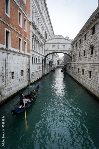 Venise, Italy - 03 10 2018: Vue sur le pont des soupirs avec une gondole qui passe