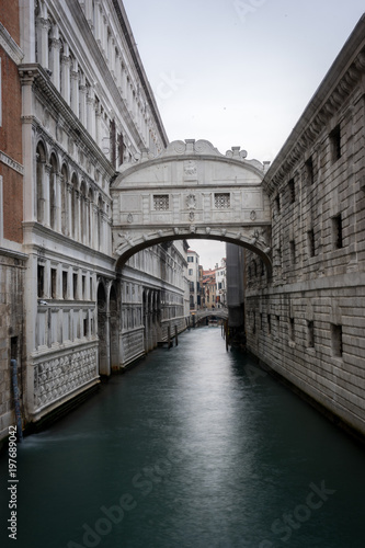 Venise, Italy - 03 10 2018: Vue sur le pont des soupirs en pause longue