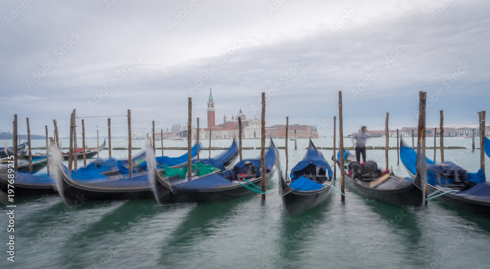 Venise, Italy - 03 10 2018: Le grand canal, ses gondoles et l'église San Giorgio Maggiore en fond avec pause longue