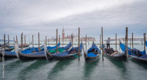Venise, Italy - 03 10 2018: Le grand canal, ses gondoles et l'église San Giorgio Maggiore en fond avec pause longue
