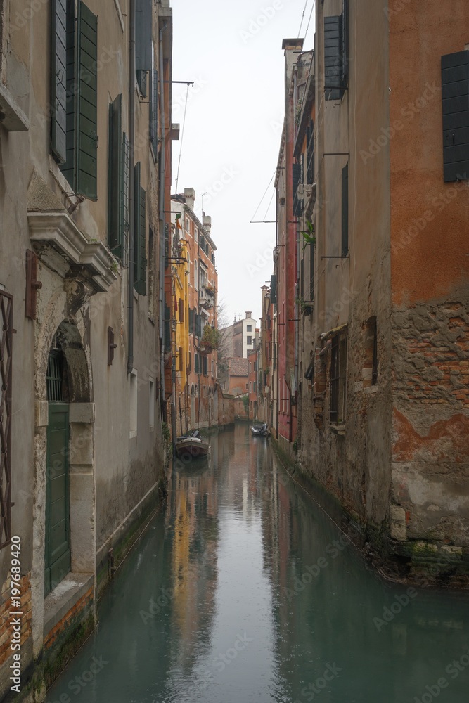 Venise, Italy - 03 11 2018: Canal de Venise, avec bateaux, reflets sur l'eau et façades colorées