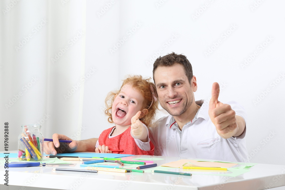 Papa mit Tochter Kind Malen Daumen hoch