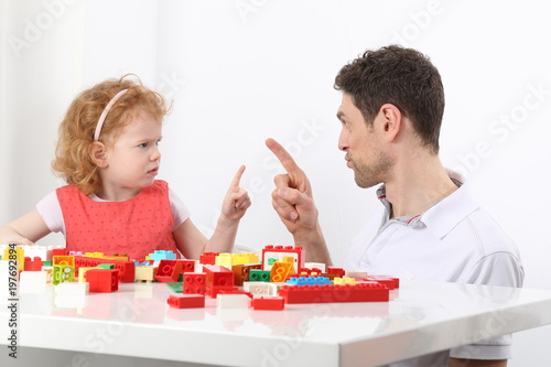 Fotografie Papa mit Tochter Kind Malen Daumen hoch