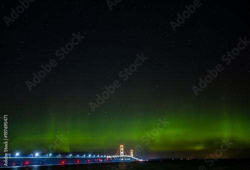 Fotografie Mackinaw Bridge - aurora borealis - Northern Lights