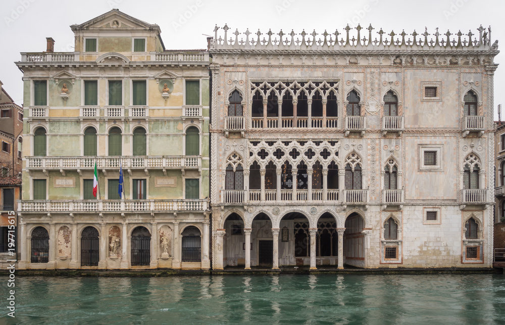 Venise, Italy - 03 12 2018: Belles façades de Palais vénitiens blanche et verte, vue depuis le grand Canal de Venise